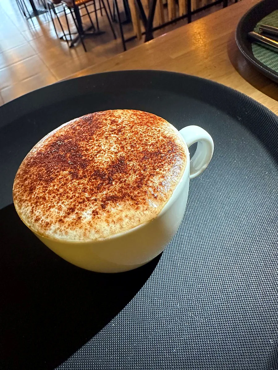 Cappuccino dusted with chocolate